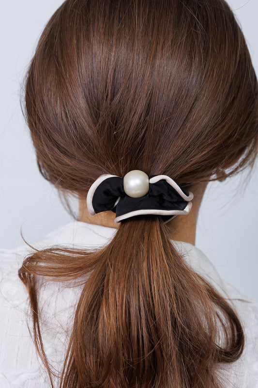 CLOUD TRIM PEARL SCRUNCHIE