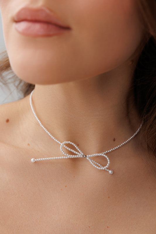 SHORT BOW NECKLACE